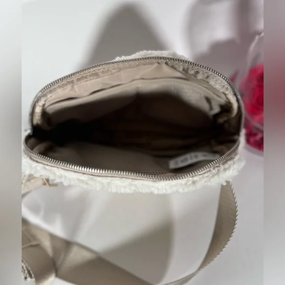 NWOT Lululemon Everywhere Fleece Belt Bag Light Ivory - Picture 5 of 8